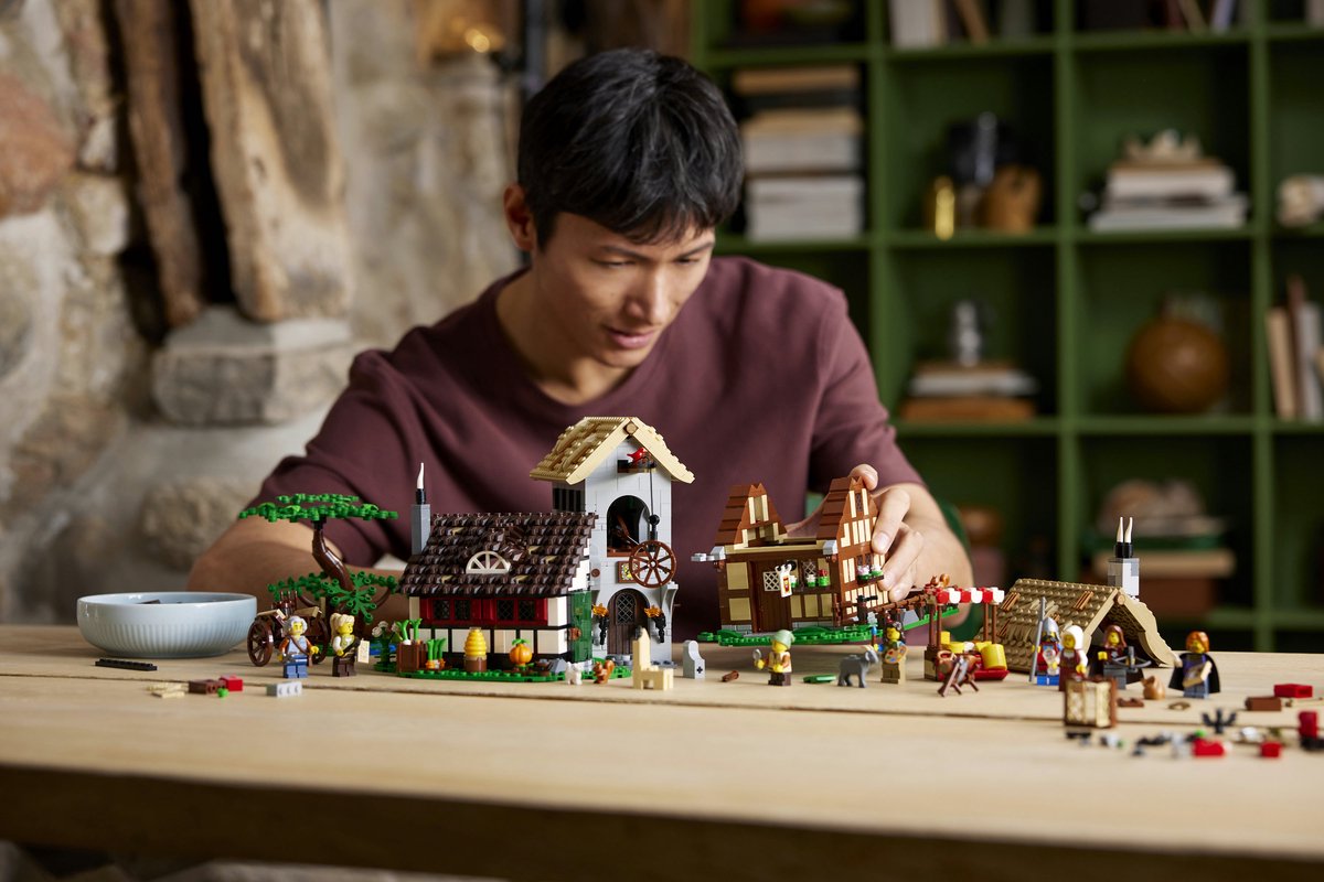 LEGO Icons Middeleeuws stadsplein - 10332 — afbeelding 6