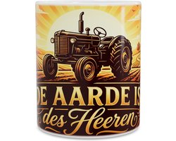 Stoere boeren mok met oude tractor en korenaren in zonsopkomst - Christelijke mok met landbouw thema en tekst De Aarde is des Heeren - Passend cadeau voor boerderij agrariër en buitenleven