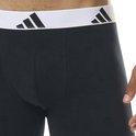 Close-up van een zwarte boxershort met witte tailleband met adidas logo.