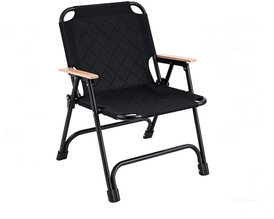Zwarte opvouwbare campingstoel met gewatteerd zitvlak, houten armleuningen en metalen frame, op witte achtergrond.