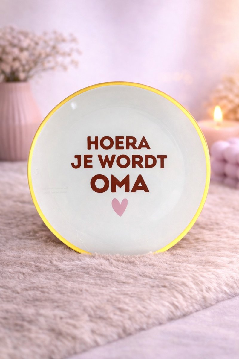 Glazen Bord ‘Hoera je wordt Oma’ | Viva Femme | Bord met tekst | Decoratie | Cadeau | Zwangerschapsaankondiging | Baby nieuws | Wonen | Gebaksbord | Dessertbord | Oma | Baby | Verrassing