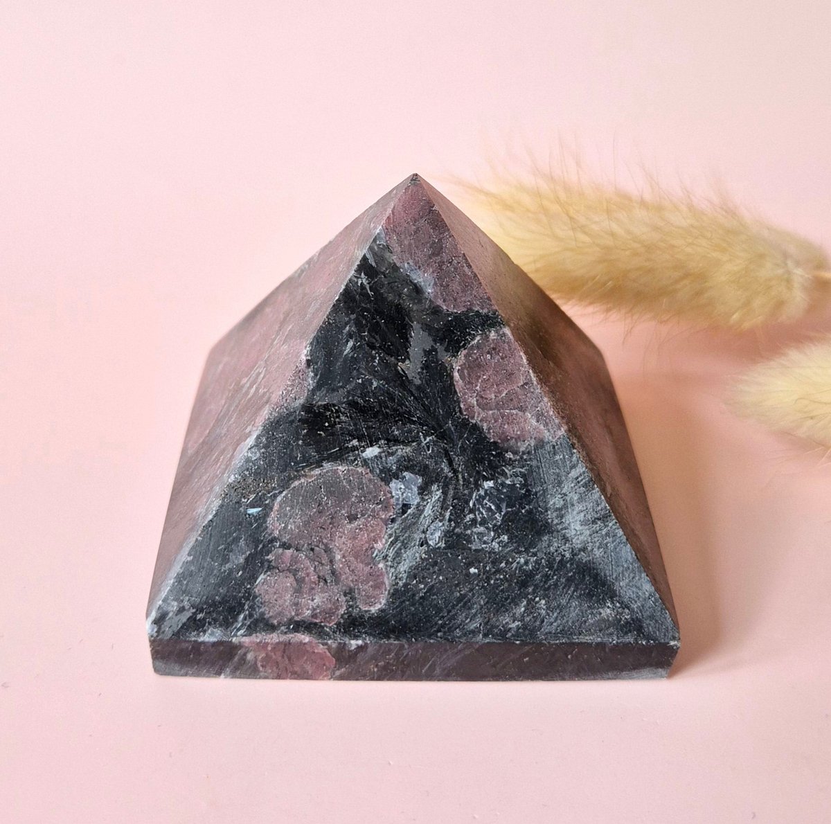 Edelsteen Granaat Piramide – 6x6 cm | Vitaliteit & Passie