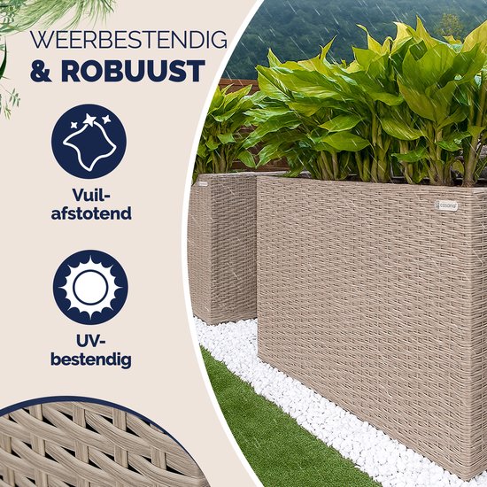 Beige buitenplantenbak met vlechtstructuur, weerbestendig en UV-bestendig. Met groene planten en tegels.