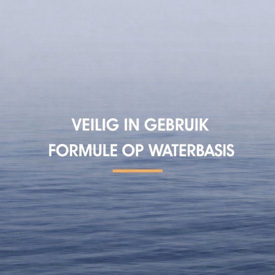 Gladde, donkerblauwe wateroppervlakte met de tekst 'Veilig in gebruik' en 'Formule op waterbasis'.
