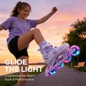 Meisje met paarse skeelers met lichtgevende wielen in de schemering.