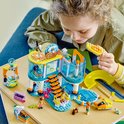 Meisje speelt met het LEGO Friends Reddingscentrum op zee. Met gebouw, glijbaan, poppetjes en speelgoeddieren.