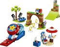 LEGO Sonic de Hedgehog speelset met Sonic, een lanceerbaan, een boog, een helling, een palmboom met speakers en een strandtafel.