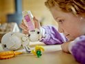 Une fille construit un lapin LEGO blanc.