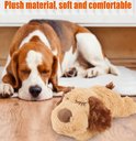 Beagle hond slaapt naast een bruin pluche hondje met gesloten ogen.