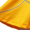 Detail van de zoom van een oranje rok met stiksels en gestreepte details.