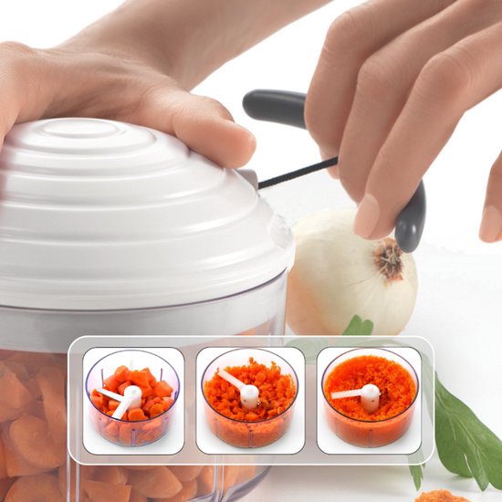 Witte handbediende hakker met transparante container, gebruikt voor het hakken van wortels. Drie inzetstukken tonen wortels voor en na het hakken.