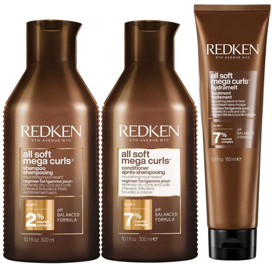Drie bruine Redken flessen en tube voor krullend haar: twee shampoo/conditioner flessen van 300ml en één 150ml hydraterende behandeling tube.