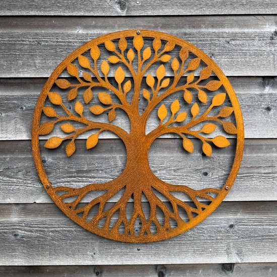 Rond wanddecoratie 'Tree of Life' van verweerd cortenstaal met een diameter van 45cm, tegen een houten achtergrond.