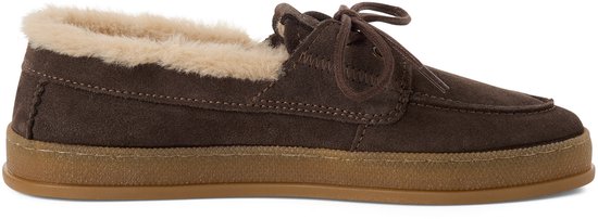 Zijaanzicht van donkerbruine suède mocassin met beige, wollige voering en vetersluiting.
