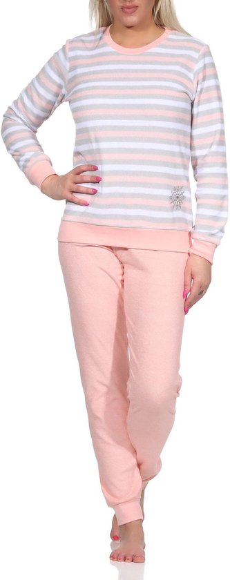Damespyjama met lange mouwen en een ronde hals, met horizontale strepen in wit, grijs en roze. De broek is effen roze. Met een ijskristalapplicatie op de borst.