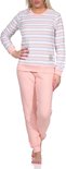 Damespyjama met lange mouwen en een ronde hals, met horizontale strepen in wit, grijs en roze. De broek is effen roze. Met een ijskristalapplicatie op de borst.