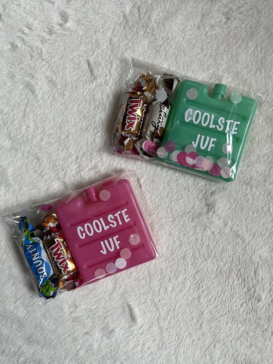Twee koelpacks met snoep: groen en roze met 'Coolste Juf' en confetti.