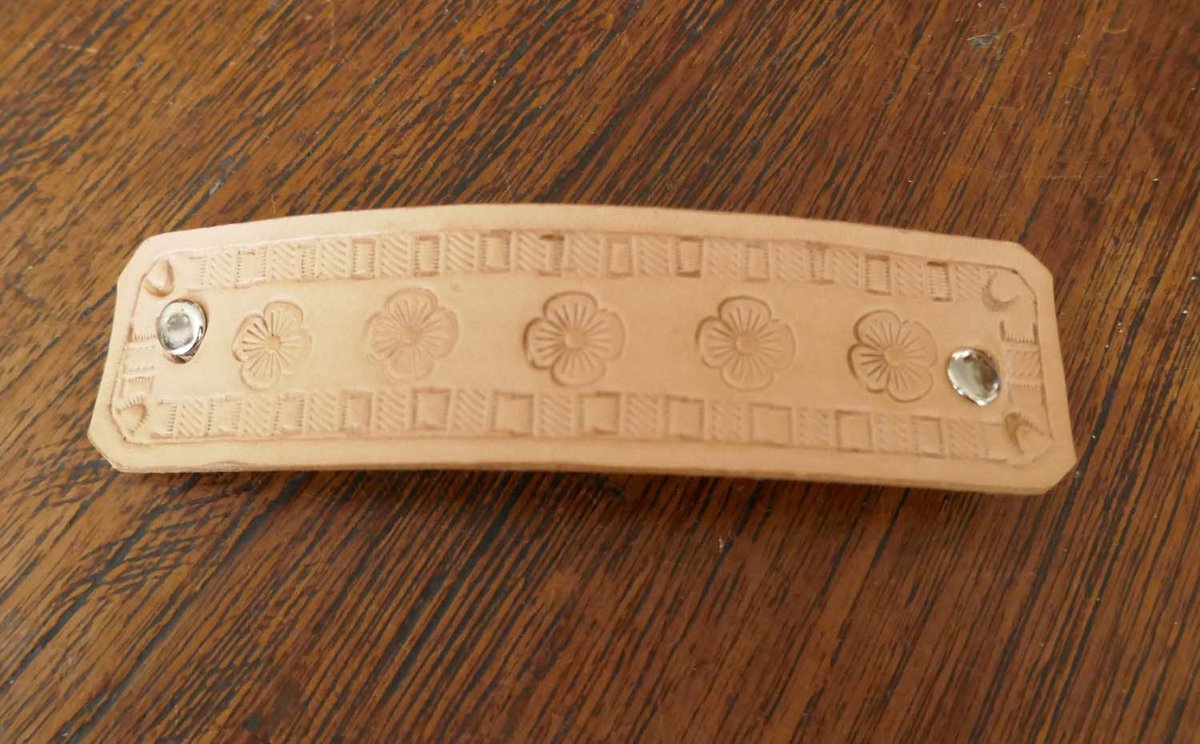 Beige leren haarclip 5 bloemen in sierrand- sierlijke dames haarclip - lederen haarclip met kleine bloemen - prachtige handgemaakte dames haarclip - haarclip voor dik en dun haar - natuurlijk materiaal haarclip - bloempjes haarclips