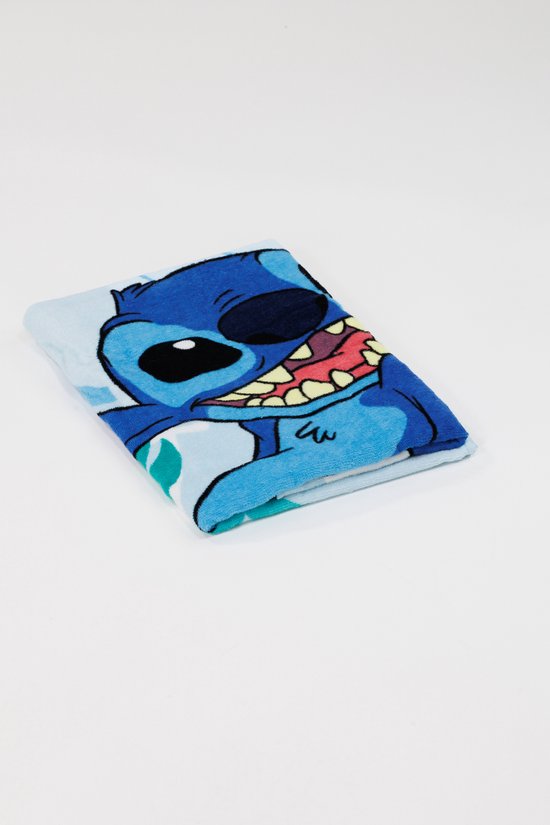 Een gevouwen lichtblauwe strandlaken met een grote print van het gezicht van Stitch.
