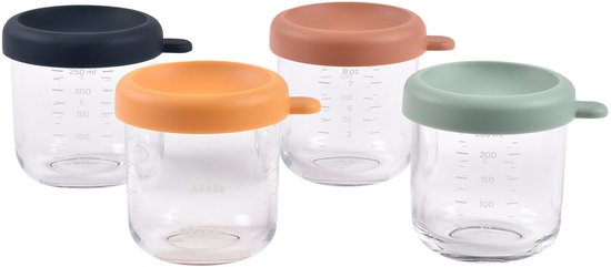 Quatre pots de conservation en verre avec des couvercles colorés différents.