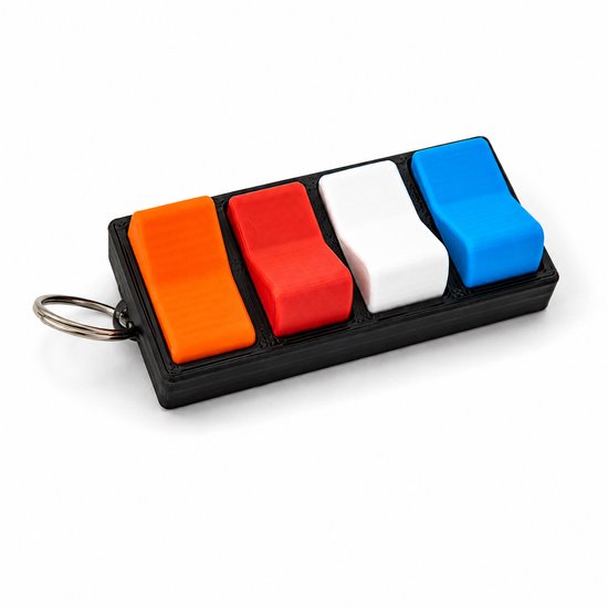 Drie-kwart aanzicht van een sleutelhanger met vier klikkers in de kleuren oranje, rood, wit en blauw.