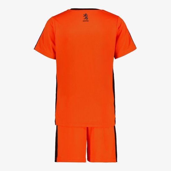 Oranje voetbalshirt en korte broek met zwarte strepen en logo Nederland.