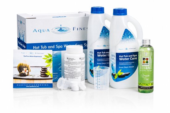 Aquafinesse Hot Tub en Spa Water Care systeem met flesjes, potje, beker en foldertje.