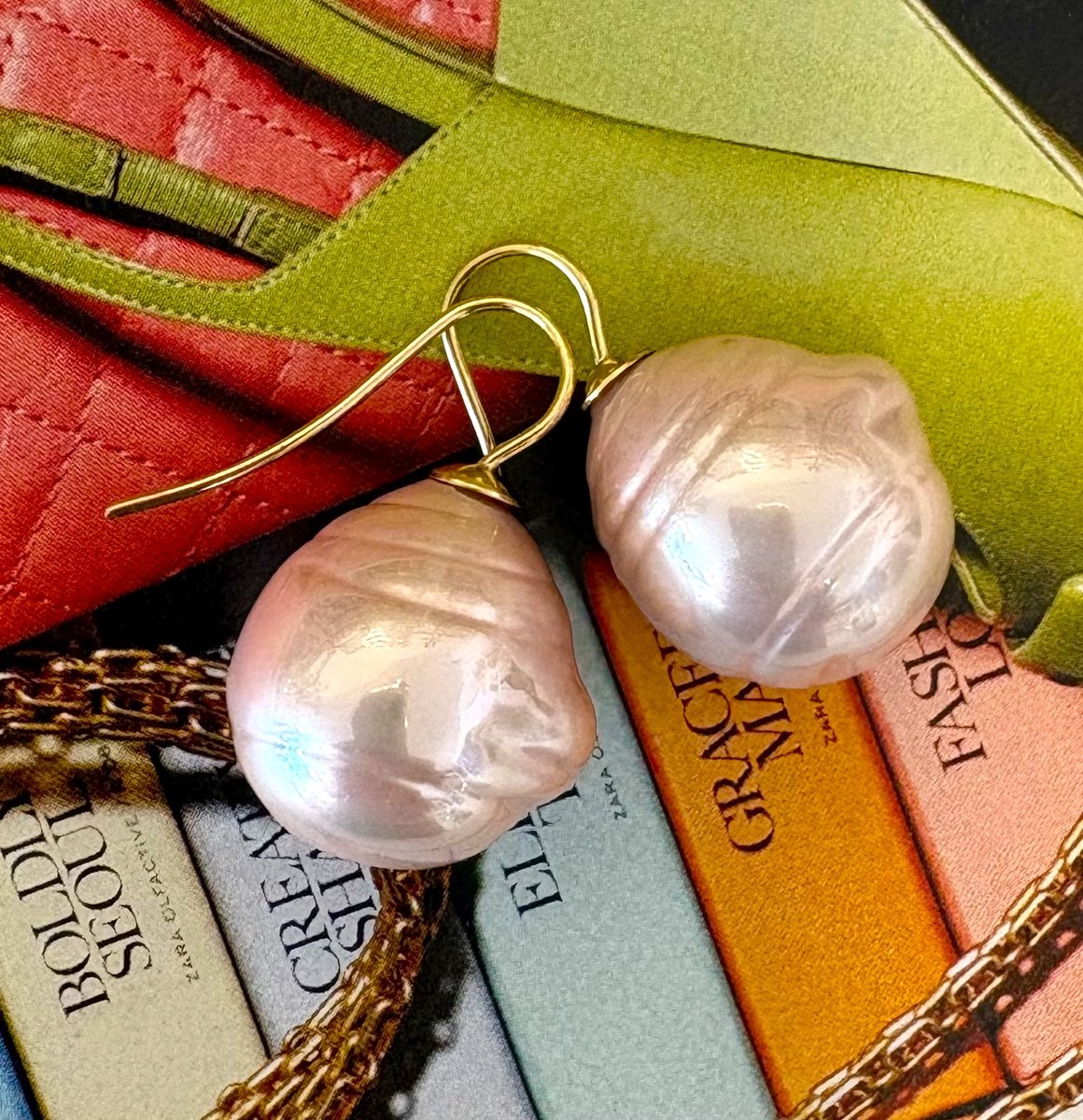 Barok parel oorbellen groot licht roze/goud