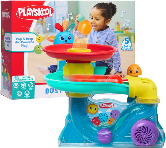 Playskool Busy Ball Popper speelgoed met rode, gele en blauwe onderdelen, met een kind dat speelt met de ballen.