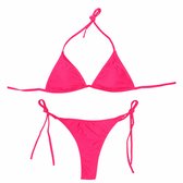 Felroze triangelbikini-top en bikinibroekje met strikjes, op witte achtergrond.