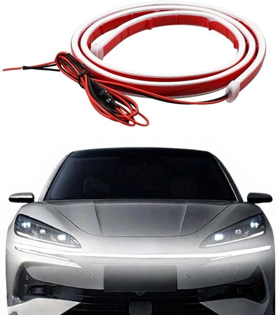 Wit met rode LED-strip met zwarte en rode draden, gemonteerd op de voorkant van een zilveren auto.