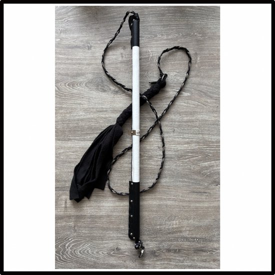 Hondenspeelgoed, Flirt Pole maat 1 in de kleuren offwhite, zwart, bruin. Hondenhengel - hondenspeelgoed - Hondentraining - hondenspeelhengel - trektouw - spelen en leren - dog training - ShukoGear by MadeByShuko