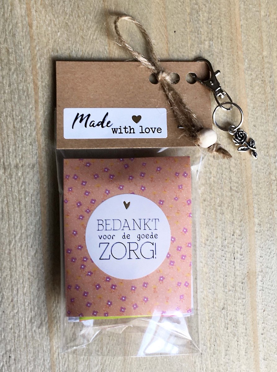 Theekado, met tekstkaartje 'Bedankt voor de goede zorg" en sleutelhanger met bedeltje, bedankje, mooi gebaar, zorgmedewerker, kerstpakket, kadopakket, cadeaupakket