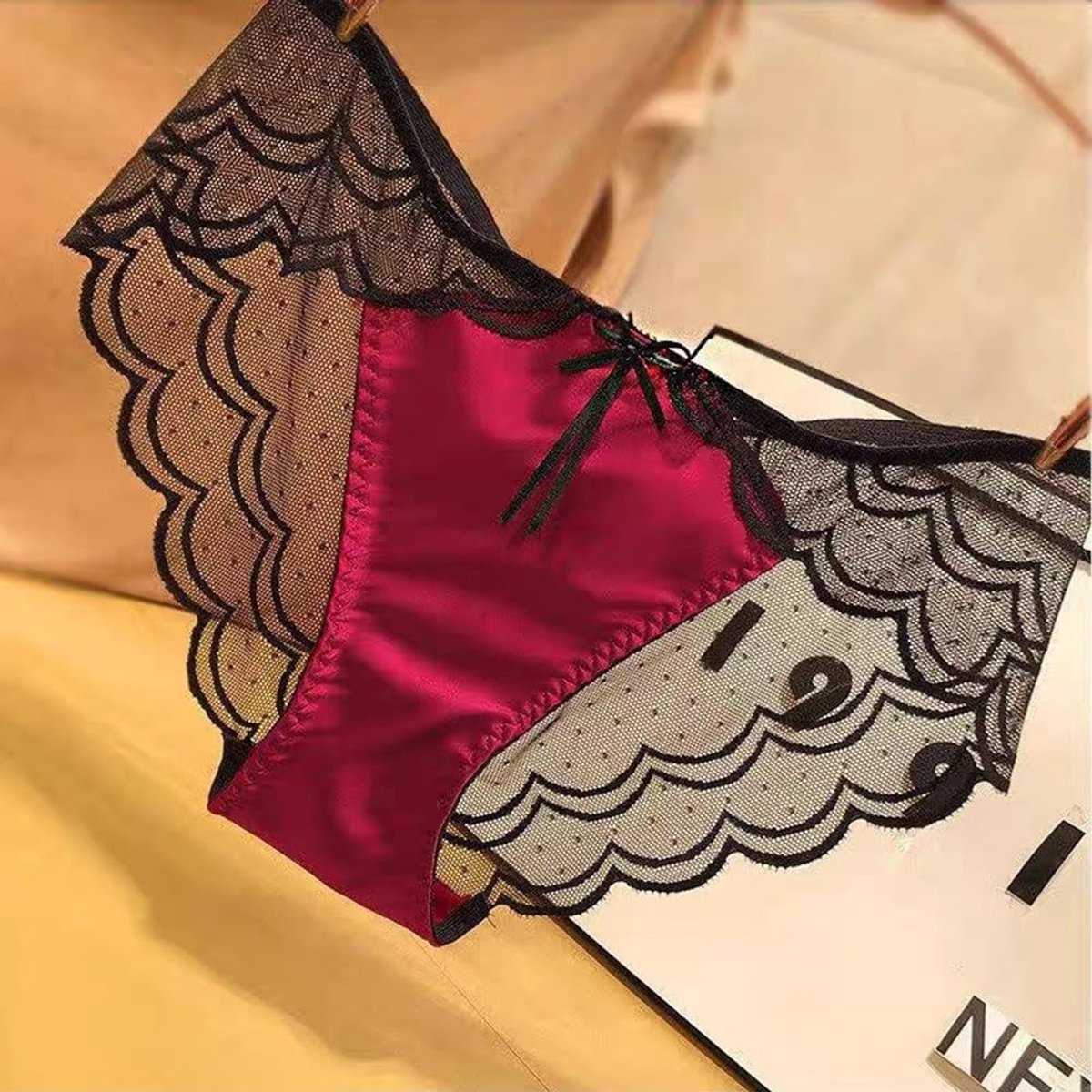 Dailygoods- Ondergoed Dames Naadloos - Zachte Satijnen Slip - Kant/Lace - Mesh - Effen Kleur - M/L Maten - Slipje
