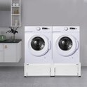Wasmachines verhoger met twee laden, met daarboven twee witte wasmachines opgesteld in een badkamer.