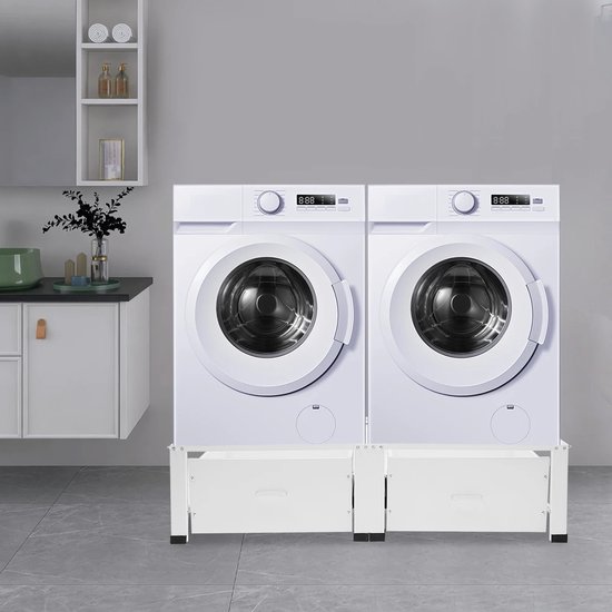 Wasmachines verhoger met twee laden, met daarboven twee witte wasmachines opgesteld in een badkamer.