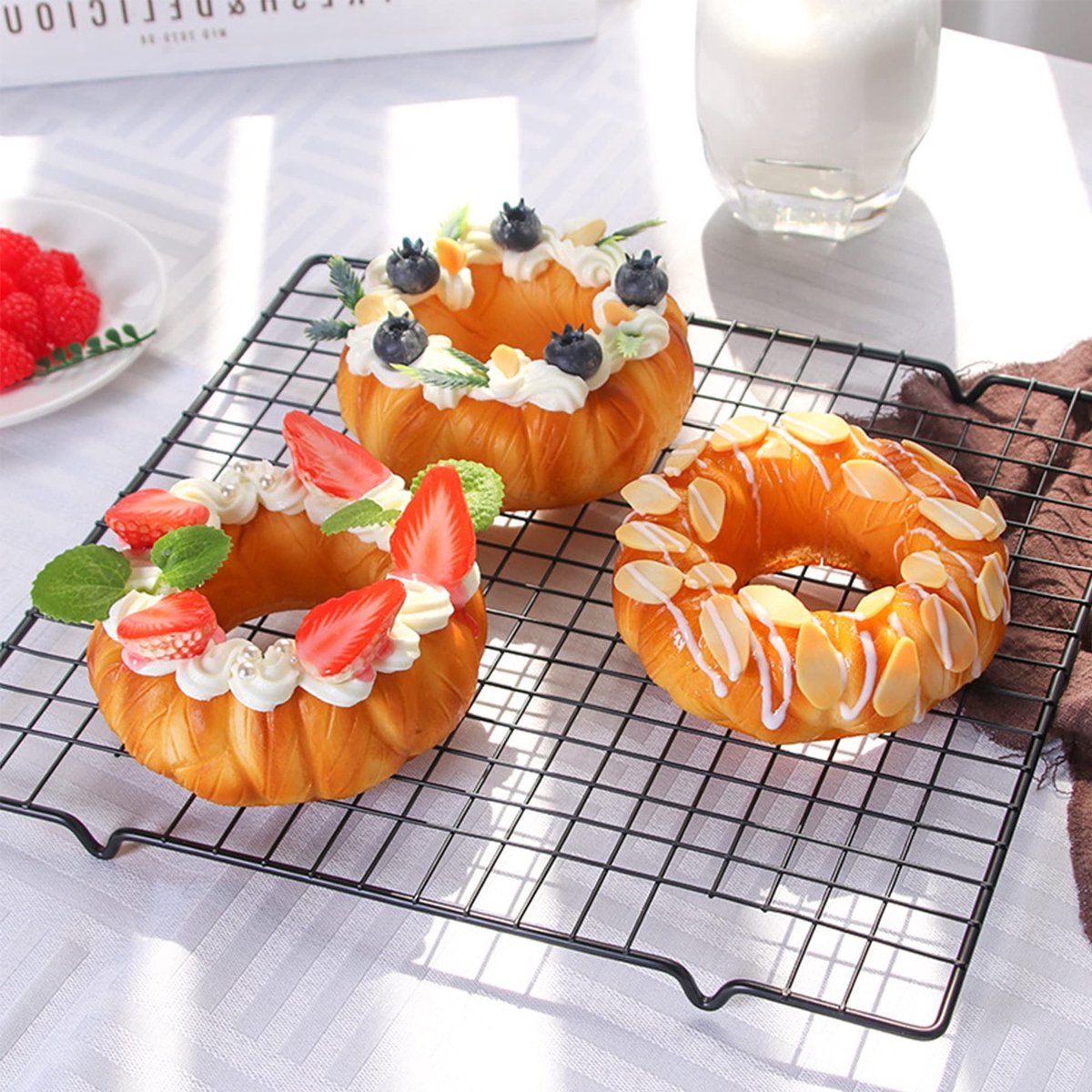 Dailygoods- Namaakbrood Set van 3 - Valse Cakedonut - Kunstmatige Fruitcake - Decoratie voor Bakkerij - Fotorekwisieten - Uniek Handgemaakt - Nepgebak