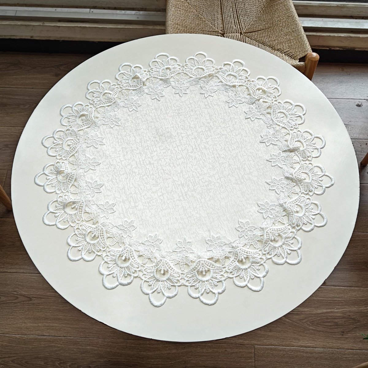 Dailygoods- Tafelkleed Rond 60 cm - Geborduurd Doily - Elegante Woondecoratie - Buiten - Rustiek - Afwasbaar Polyester - Placemat