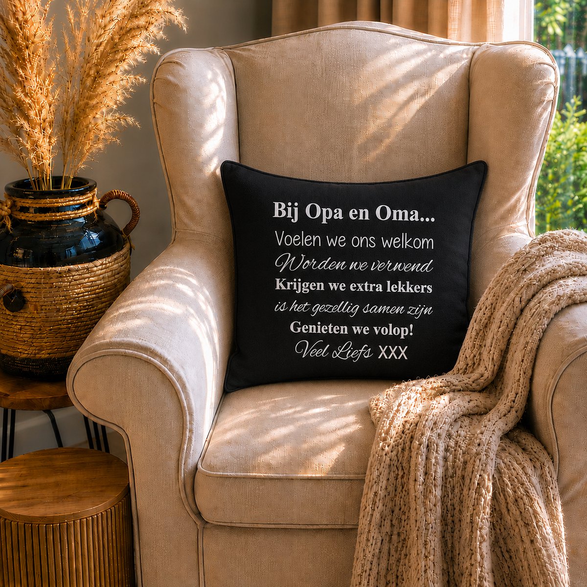 Maison Marcella Kussenhoes Kussen met tekst bedrukt cadeau | Regels voor Bij Opa en Oma Thuis | zwart met opdruk wit | 50x50 cm | vaderdag verjaardag opa man feestdagen sinterklaas kerstmis hoera jullie worden grootouders zwangerschapsaankondiging