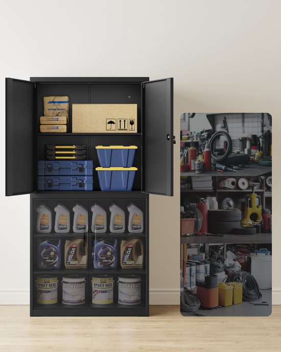 Zwarte metalen opbergkast met 4 deuren, gevuld met cementzakken, dozen, gele en blauwe bakken, jerrycans, verfpotten, naast een display van een werkplaatsinrichting.