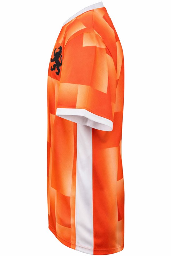 Zijaanzicht oranje shirt met grafische ruitprint. Witte bies aan de zijkant en witte boorden.