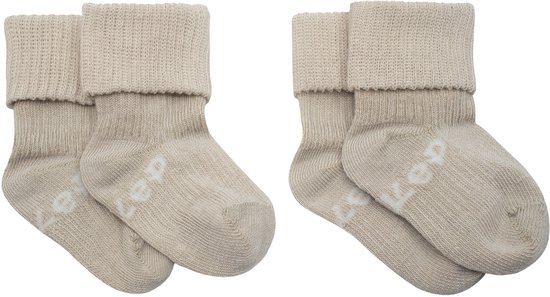 Twee paar beige KipKep babysokjes met omslagboord en logo.
