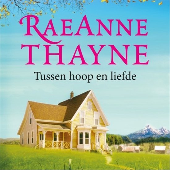 Boekcover met de titel 'Tussen hoop en liefde' van Raeanne Thayne. Een geel huis op een groene heuvel onder een blauwe lucht.