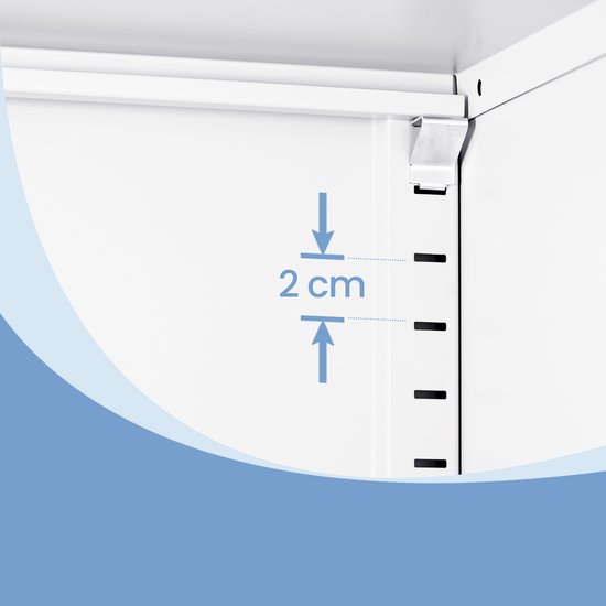 Gedetailleerde opname van de binnenkant van een witte metalen kast met magnetische sluitingen en verstelbare legbordhoogtes van 2 cm.