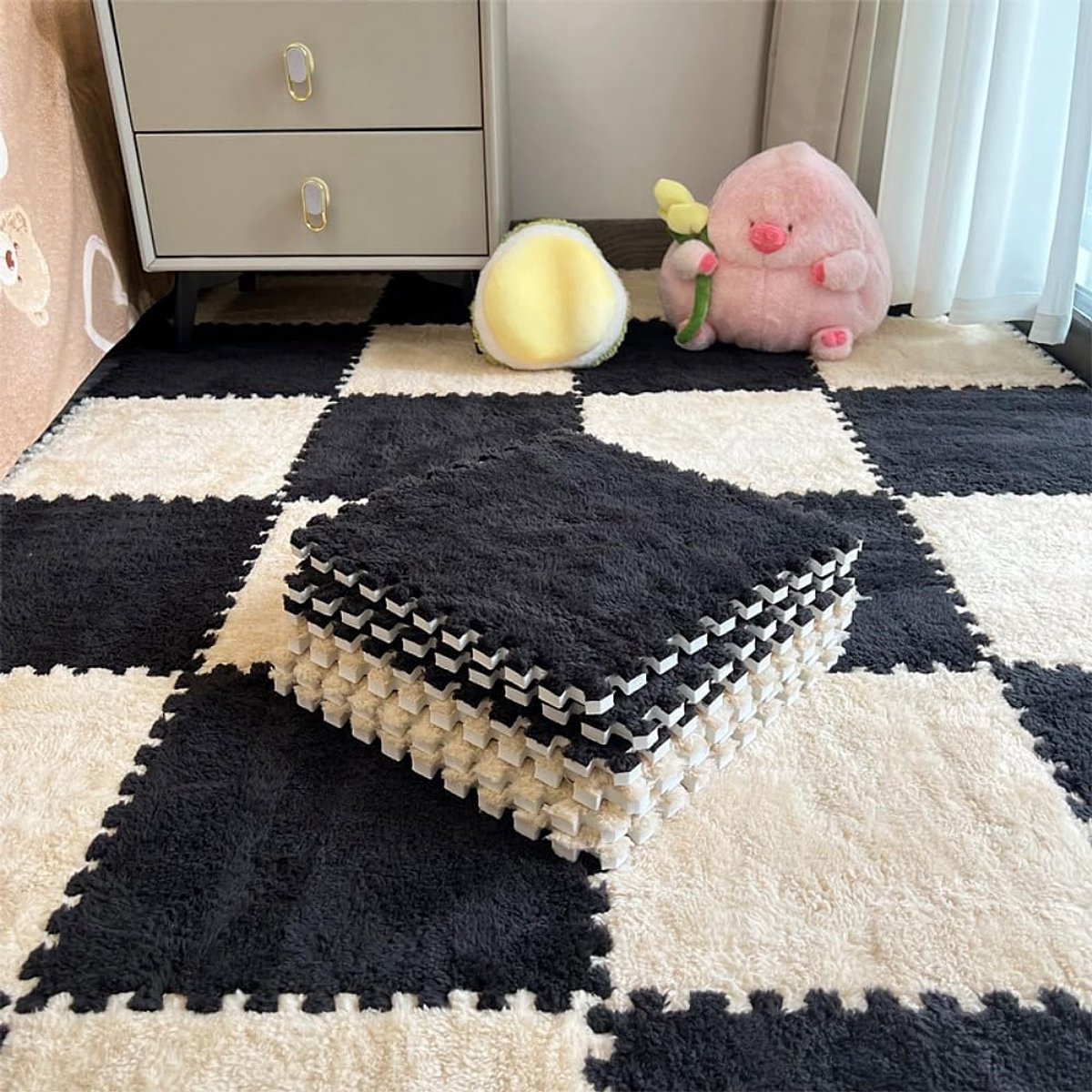 OLOEY Puzzelmat met 12 blokken, zachte, in elkaar grijpende tapijttegels, antislip EVA-schuim puzzelmat, creëert een veilige ruimte voor de slaapkamer of speelkamer (beige + zwart).