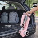 Een hand legt een ingeklapte roze step met grijze zitting in de kofferbak van een auto.
