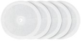 Vijf witte, ronde waterfilters met een centraal gat, op witte achtergrond.
