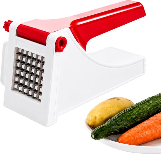 Frietsnijder met rode hendel en wit basisstuk, met aardappel, wortel en komkommer op een schoteltje.