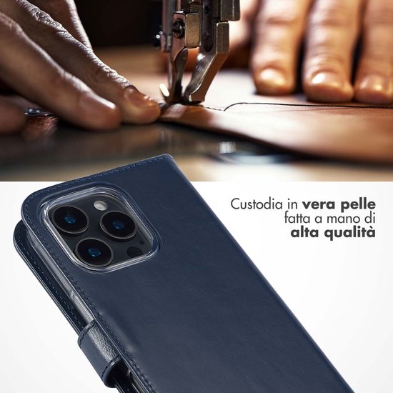 Close-up van de productie van een blauw echt lederen telefoonhoesje.