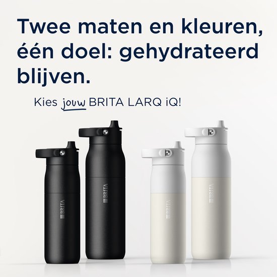 Twee zwarte en twee witte BRITA LARQ iQ flessen van verschillende groottes, op een witte achtergrond.